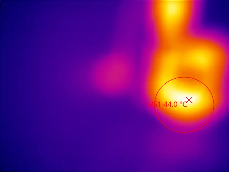 Rilevamento termografico di una perdita d'acqua occulta: la mappa di calore mostra l'infiltrazione invisibile sotto il pavimento evitando inutili demolizioni.